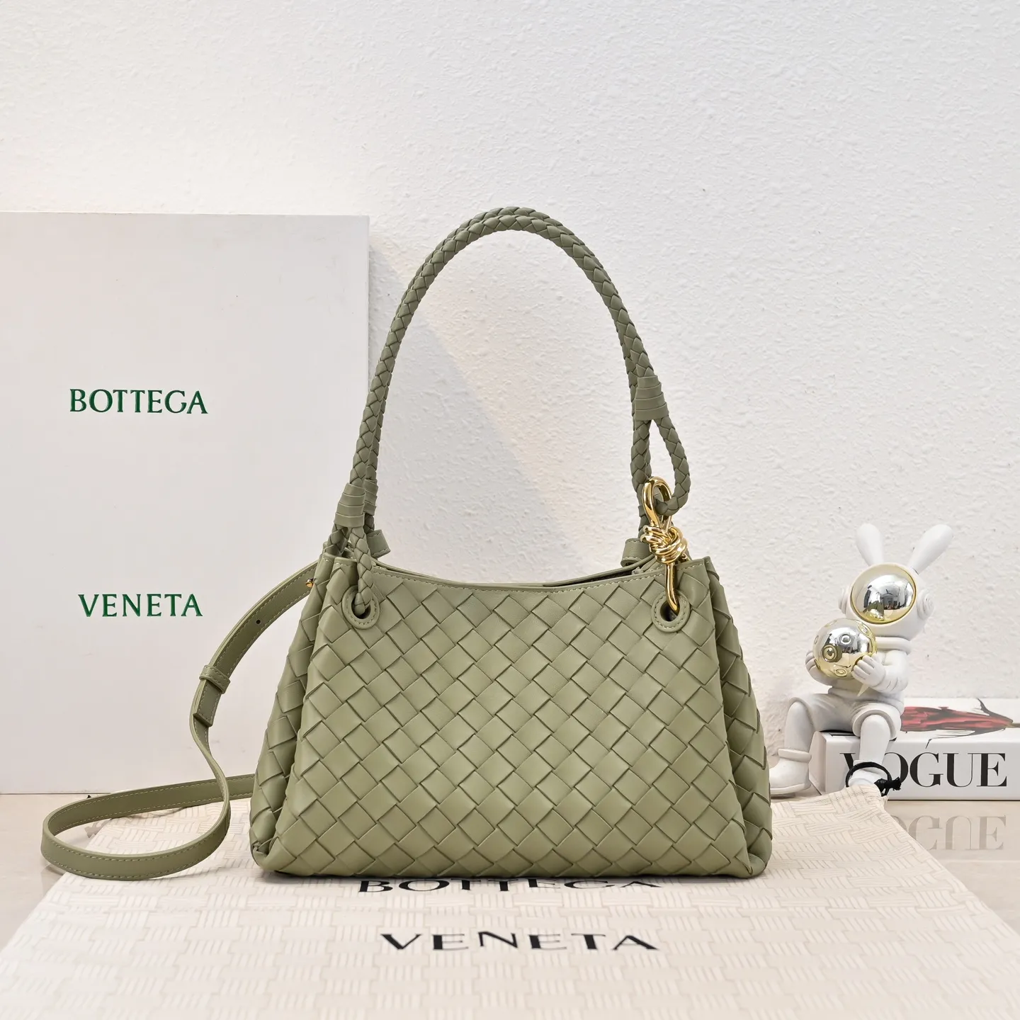 Batch 2060 BOTTEGA VENETA 2025 Autumn New Product Medium Parachuta The long-awaited new medium parachuta is here, with a unique appearance and iconic metal knots, and a whole piece of leather folds the four corners into a parachute shape! The exquisite Knot metal buckle is like putting jewelry on a bag. It is high-end and elegant. Its super capacity can hold all your things! The overall effect of this bag is very different from before. It is neither too delicate to provide a large capacity nor too bulky because of its practicality. It simply provides a perfectly suitable bag for casual and simple people👜 Style number: 5921 Size: 29.5*18.5*17.5cm